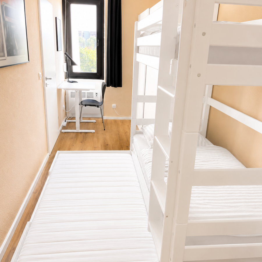 Weißes Etagenbett mit ausgezogenem Zusatzbett im Kinderzimmer der ZweiteLiebe.