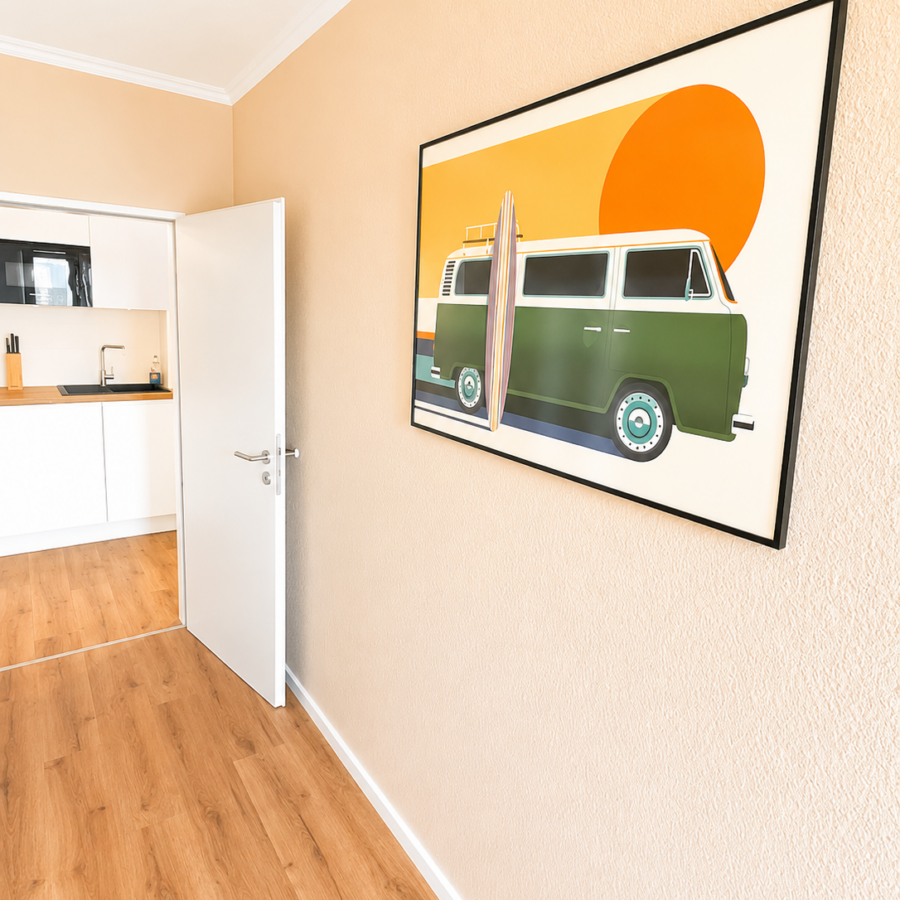 Gerahmte Grafik eines grünen Campingbusses vor einer orangefarbenen Sonne im Kinderzimmer der ZweiteLiebe.