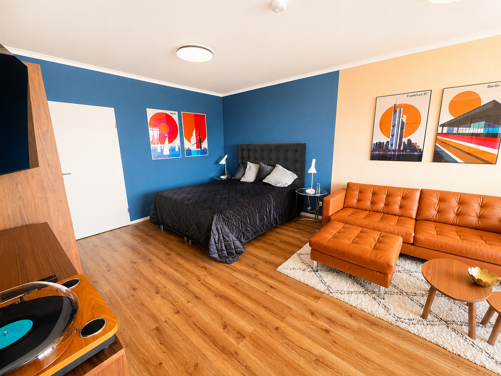 Plattenspieler in Holzoptik im Stil der Wohnung