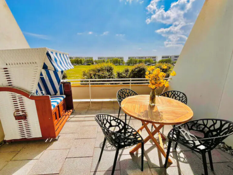 Ferienwohnung ZweiteLiebe auf Fehmarn - Terrasse mit eigenem Strandkorb