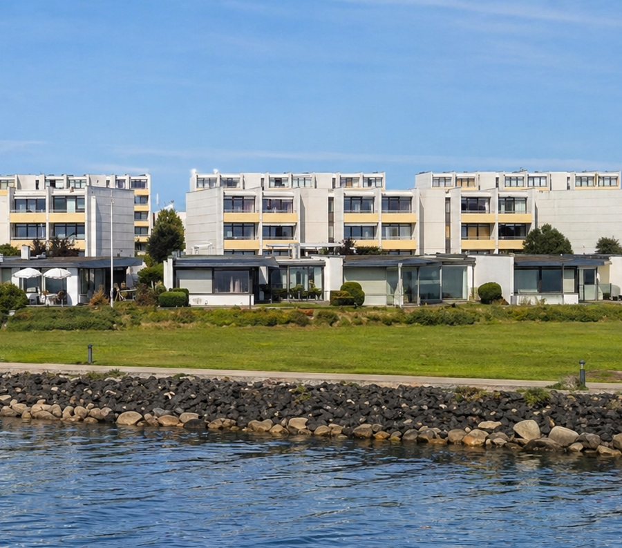 Dreigeschossige Appartementhäuser der Arne-Jacobsen-Siedlung am Südstrand auf Fehmarn, vom Wasser aus gesehen.