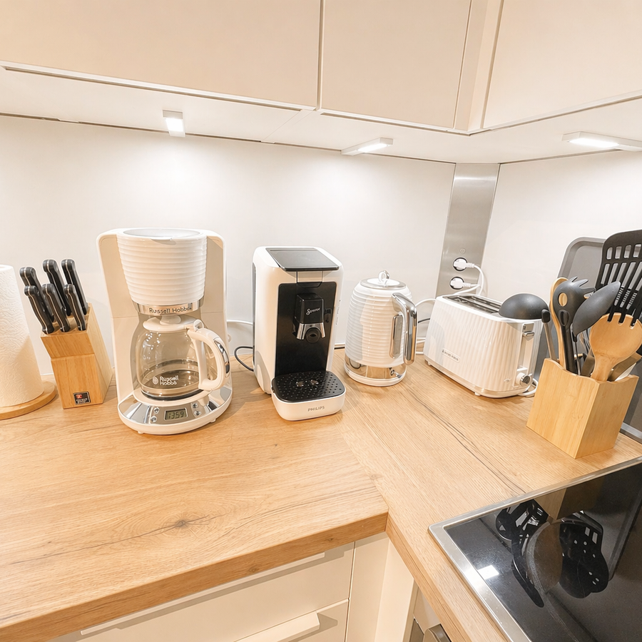 Kaffeemaschinen, Toaster, Wasserkocher und Messerblock auf der Küchenarbeitsplatte der Meerzeitliebe.