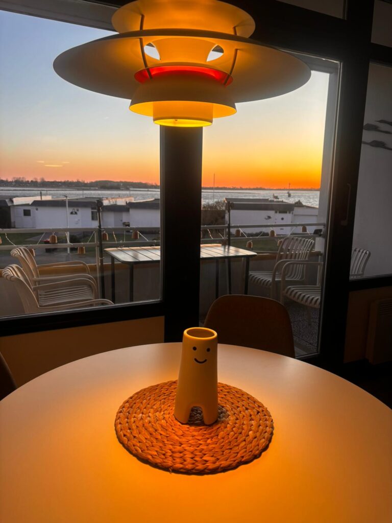 Replik der PH 5 Lampe von Poul Henningsen in der Meerzeitliebe