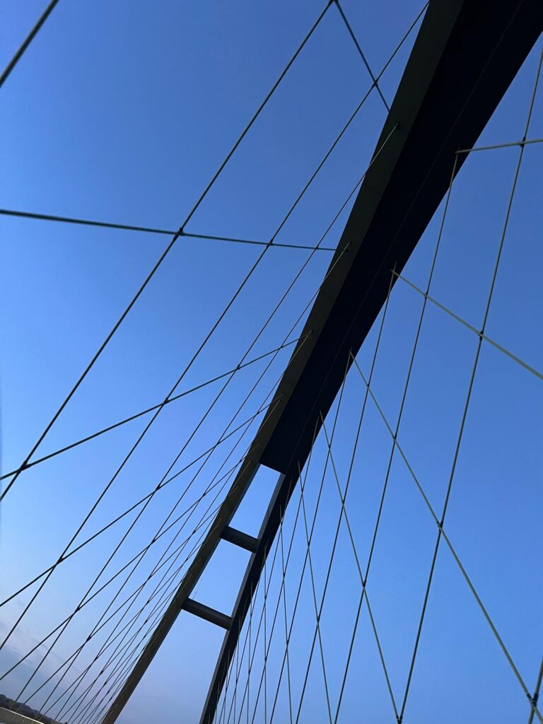 Fehmarnsundbrücke von unten fotografiert