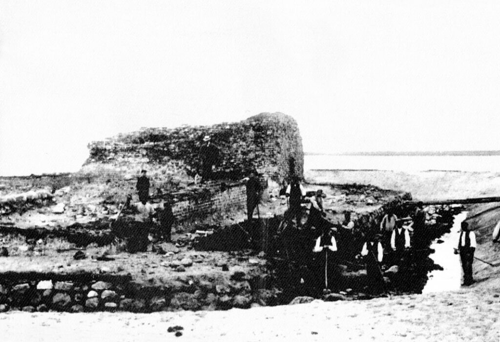 Menschen bei den Freilegungsarbeiten an der Burgruine Glambek im Jahr 1908